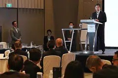 PERSIAPAN MASA DEPAN: Encik Chan memberi ucapan pada Sidang Puncak Pembelajaran Sepanjang Hayat Global di Pan Pacific Singapore semalam. - Foto BH oleh KHALID BABA