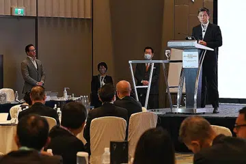 PERSIAPAN MASA DEPAN: Encik Chan memberi ucapan pada Sidang Puncak Pembelajaran Sepanjang Hayat Global di Pan Pacific Singapore semalam. - Foto BH oleh KHALID BABA