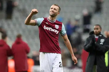 Pemain tengah West Ham United, Tomas Soucek, meraikan kemenangan Liga Perdana England (EPL) West Ham ke atas Newcastle pada 26 November. Jaringan beliau dan Wan-Bissaka membantu West Ham mengatasi Newcastle 2-0. 
