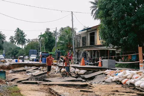 Jabatan Pengairan dan Saliran (JPS) memaklumkan banjir yang diramalkan bermula 16 Disember hingga 19 Disember itu boleh berlaku lebih awal atau lewat dari masa dijangkakan. Gambar menunjukkan jalan raya di Kampung Pantai Sri Tujoh, Kelantan, yang musnah akibat banjir. 