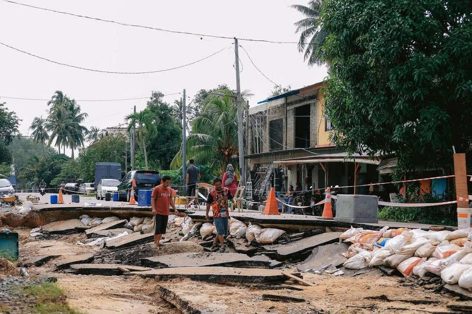 Jabatan Pengairan dan Saliran (JPS) memaklumkan banjir yang diramalkan bermula 16 Disember hingga 19 Disember itu boleh berlaku lebih awal atau lewat dari masa dijangkakan. Gambar menunjukkan jalan raya di Kampung Pantai Sri Tujoh, Kelantan, yang musnah akibat banjir. 