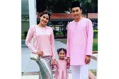SIBUK BERAYA: Huda Ali bersama suami, Den Sabari, dan anak mereka, Leia Qaseh, biasa beraya sehingga tengah malam pada Hari Raya pertama. Pada malam Raya, mereka sekeluarga berbuka puasa dengan menikmati lauk-pauk Raya di rumah orang tua Huda di Yishun. - Foto ihsan HUDA ALI