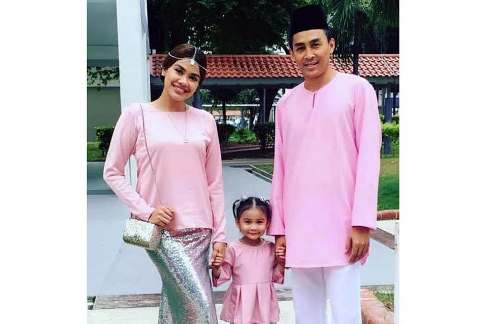 SIBUK BERAYA: Huda Ali bersama suami, Den Sabari, dan anak mereka, Leia Qaseh, biasa beraya sehingga tengah malam pada Hari Raya pertama. Pada malam Raya, mereka sekeluarga berbuka puasa dengan menikmati lauk-pauk Raya di rumah orang tua Huda di Yishun. - Foto ihsan HUDA ALI