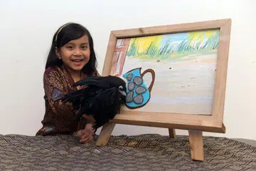 MENINGKAT KEYAKINAN DIRI: Walaupun tidak biasa bertutur dalam bahasa Melayu, Almyra berkata dengan memenangi pertandingan ini, ia telah meningkatkan keyakinannya untuk terus berlatih dan bertutur dalam bahasa ibundanya. - Foto BH oleh ALPHONSUS CHERN