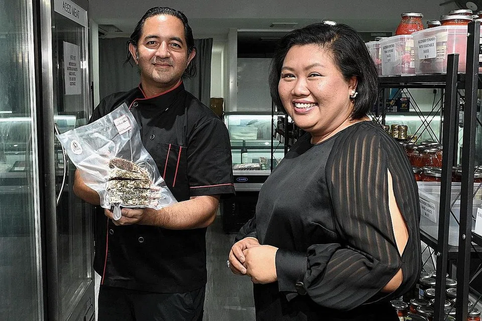 PENGGEMAR DAGING: Cik Wan Sariah Wan Annuar (kanan) kerap membeli daging premium daripada A Company of Butchers. Pemilik kedai itu Encik Shaik Hafeez sering memberikan saranan tentang jenis daging yang dijualnya. - Foto BM oleh KHALID BABA