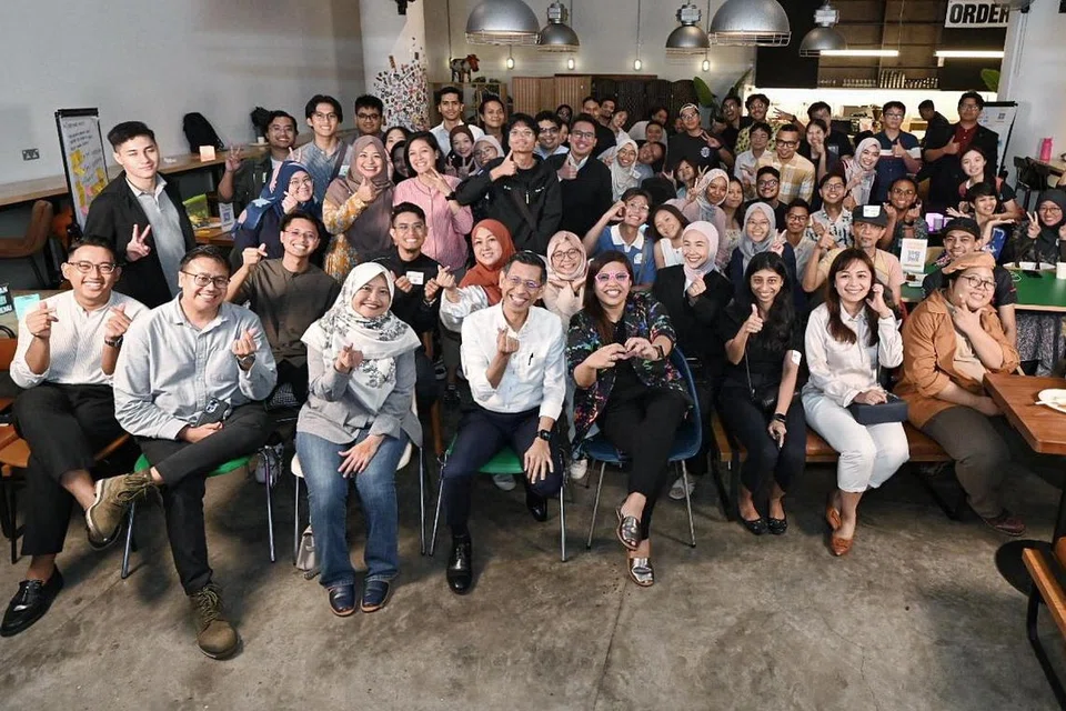 Timbalan Editor Berita Berita Harian (BH), Encik Norman Sawi (depan, dua dari kiri); Editor Audiens dan Perkembangan Berita Harian (BH), Cik Norhaiza Hashim (depan, tiga dari kiri); Penerima Anugerah Jauhari 2023, Encik Shahrin Abdol Salam (depan, empat dari kiri); Timbalan Editor Audiens dan Perkembangan BH, Cik Rabiatul Adawiya Binhan (depan, lima dari kiri); dan Eksekutif Audiens dan Perkembangan BH, Cik Kaiyishah Ayuni, bergambar bersama peserta yang hadir, terdiri daripada golongan muda berusia 18 hingga 35 tahun untuk sesi keempat Siri Jauhari, anjuran Berita Harian dan OMGxBH pada 30 Ogos 2024. 