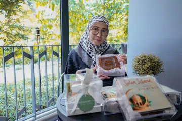 Cik Lynn Siregar, yang menerima banyak tempahan kek kukus, menyediakan pembungkusan yang cantik agar kek dapat dihidangkan secara langsung di atas meja dengan kemas dan menarik.
