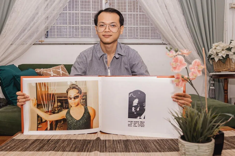 GALI TAKRIFAN 'MASKULINITI': Menerusi projek tahun akhirnya di Maktab Seni Lasalle, Encik Muhammad Jayakhidhir Mohd Edrus menghasilkan buku bertajuk 'Yalam' yang mengupas pandangan 30 lelaki Melayu mengenai kelelakian. - Foto BH oleh NUR DIYANA TAH