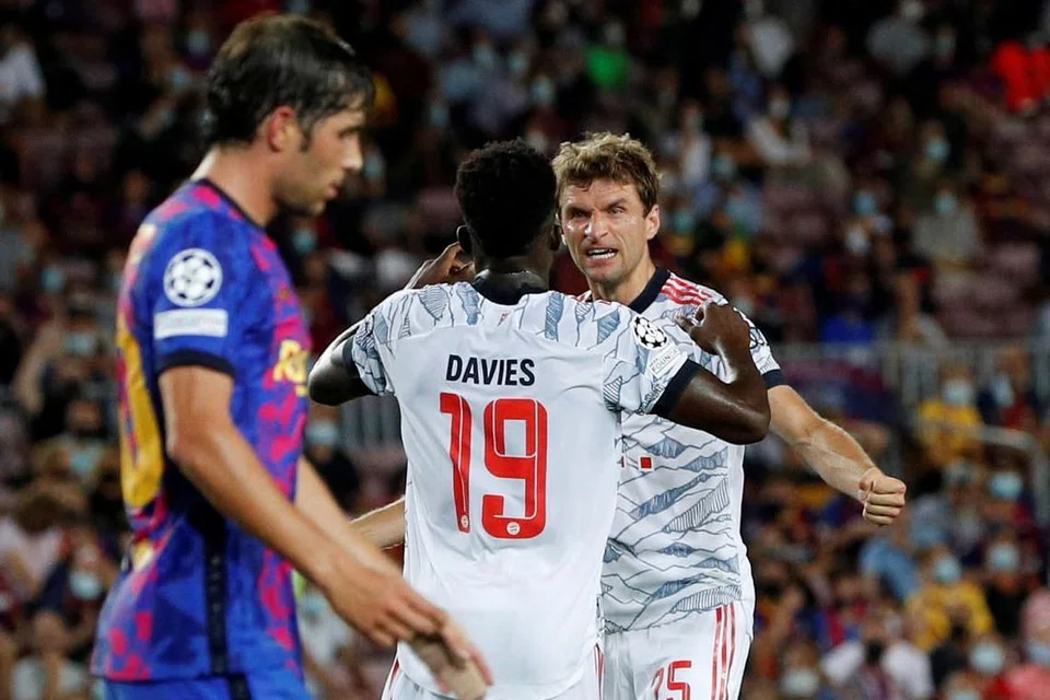 WAJAH GEMBIRA: Penyerang Bayern, Thomas Muller, meraikan golnya bersama rakan sepasukan Alphonso Davies semasa kemenangan ke atas Barcelona. - Foto REUTERS