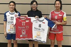 TAJAAN BERMAKNA: Pasukan floorball wanita negara menunjukkan jersi pasukan yang memaparkan penaja utama, Nexia TS. Kelihatan kapten pasukan Amanda Yeap (jersi no. 22), naib kapten Jowie Tan (jersi no. 16), dan diantara mereka, Cik Loh Hui Nee, pengarah Nexia TS, yang telah menaja pasukan wanita sejak 2017. - Foto fail