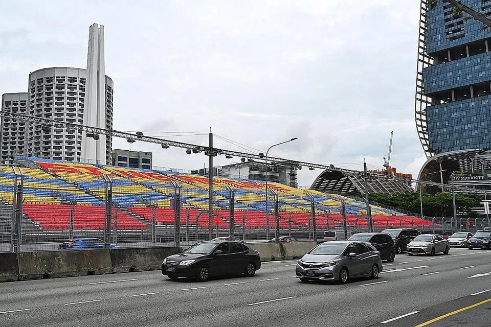 SEDIA BERLUMBA: Persiapan bagi perlumbaan Grand Prix Singapura 2022 semakin rancak dengan hadangan bagi litar jalanan dan tempat duduk penonton sudah dipasang. - Foto BM oleh KHALID BABA