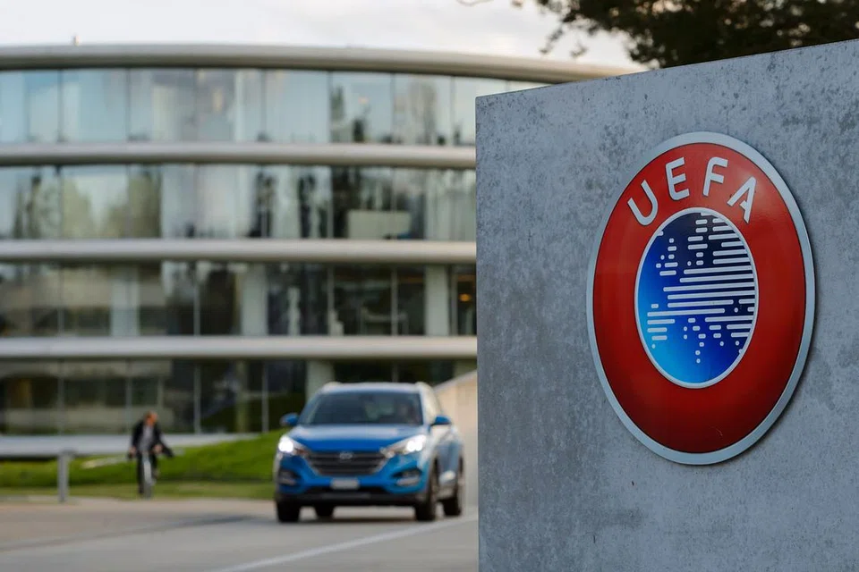 DISERBU: Foto menunjukkan logo Uefa yang terdapat di ibu pejabatnya di Nyon yang telah diserbu oleh polis Switzerland. - Foto AFP