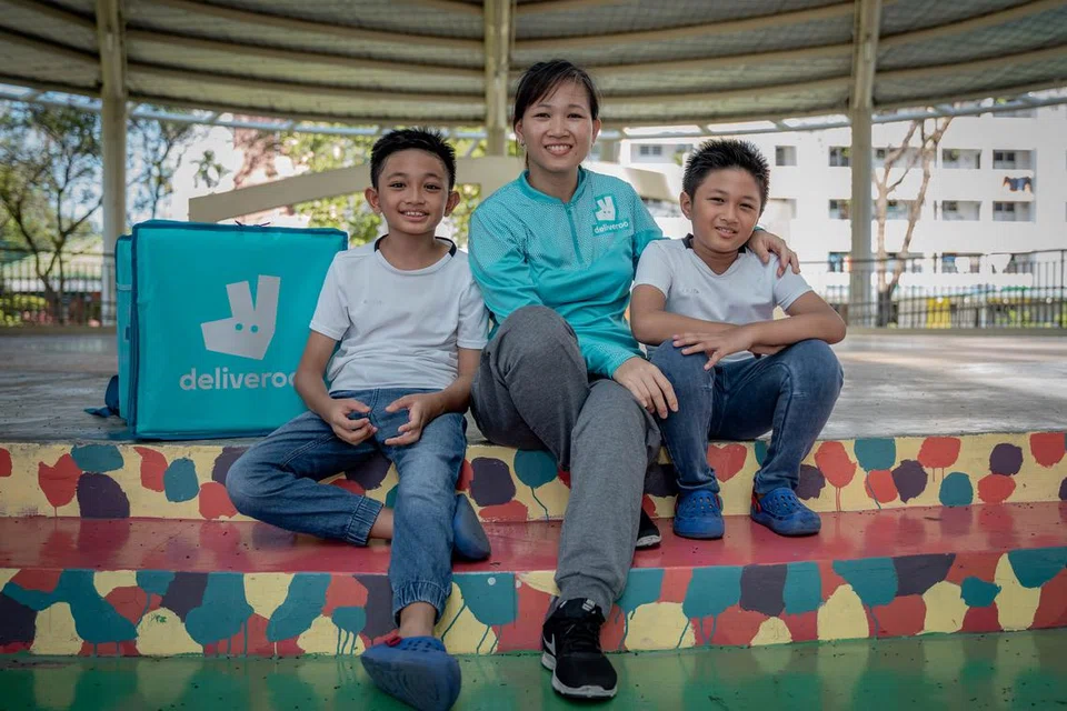 Cik Nur Sharmin, atau nama sebenarnya, Charmaine Leoncio Colminar, bersama dua anaknya,Muhammad Ezra Khairi, 10 tahun; dan Muhammad Jazli Khalish, sembilan tahun.