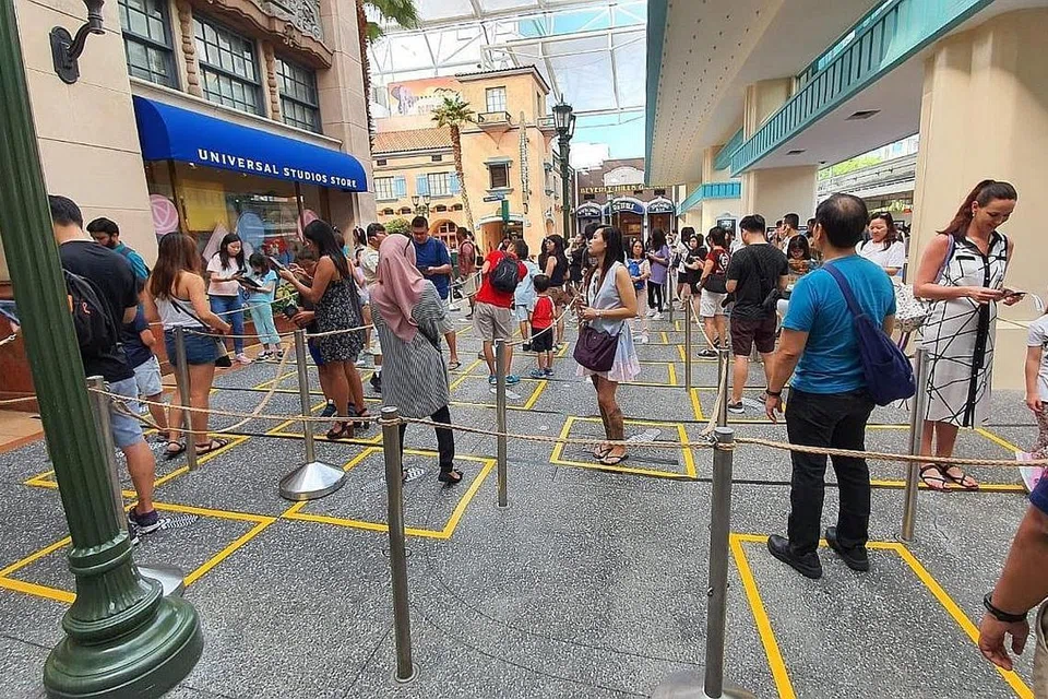UNIVERSAL STUDIO - AMAL JARAK SELAMAT: Orang ramai yang beratur di luar taman bertema Universal Studios di Sentosa perlu mengamalkan jarak selamat. - Foto RWS