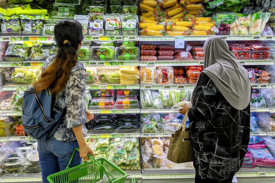 HARGA NAIK: Usul difailkan di parlimen untuk menggesa pemerintah mengkaji semula dasarnya bagi mengurangkan tekanan kos sara hidup di Singapura.
