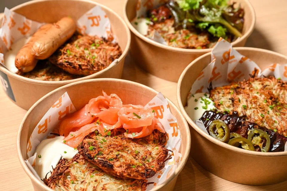 PILIHAN MENU: Pelanggan dapat memilih pelbagai sajian ‘rosti’ seperti (dari kiri, ikut putaran jam) ‘Chicken Herb Sausage Rostii’, $12; ‘Tomato Napolitana Rostii’, $12; ‘Smoked Salmon Rostii’, $12; dan ‘Smoked Wagyu Brisket Rostii’, $15. 