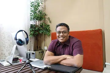 TANGGUNGJAWAB BERBEZA: Cikgu Djohan Abdul Rahman memikul tanggungjawab memberi sokongan dalam menghasilkan sukatan baru untuk kurikulum prauniversiti sejak ditugaskan di Kementerian Pendidikan (MOE) tiga tahun lalu. - Foto ihsan DJOHAN ABDUL RAHMAN.