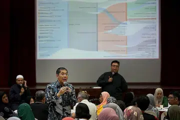 DEKATI MASYARAKAT: Dr Mohd Maliki Osman (tengah) bersama Ustaz Zahid Zin (kiri) dan Suhaimi Yusof (kanan) menyampaikan penerangan kepada sekitar 180 hadirin sesi dialog selepas Belanjawan 2020 di Kelab Masyarakat Bedok semalam. - Foto BH oleh JOEL CHAN