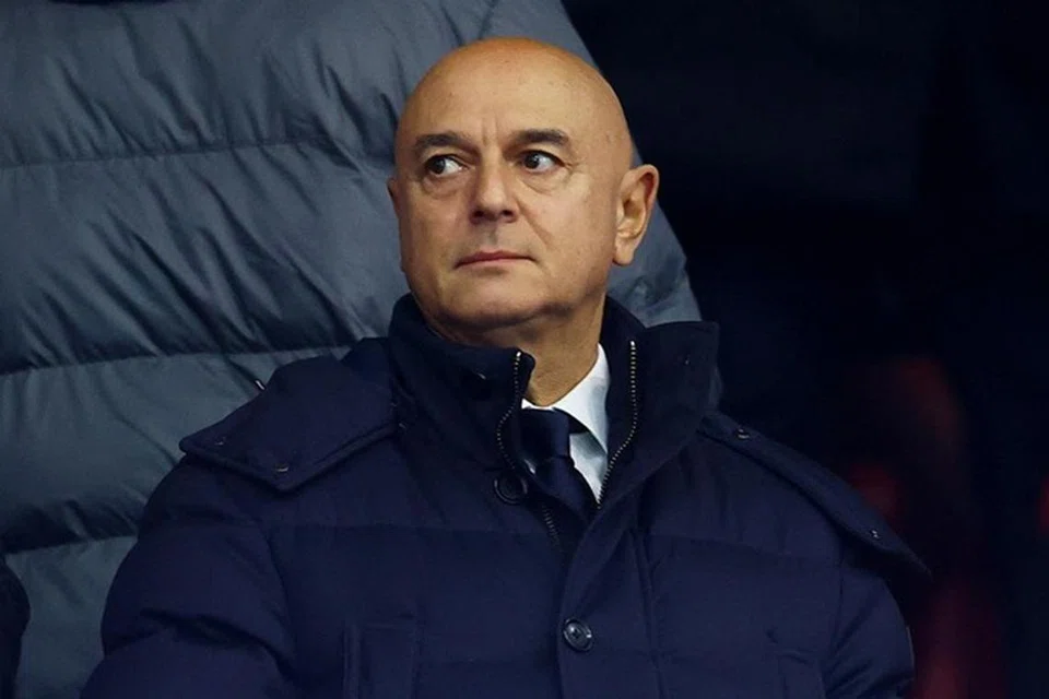Pengerusi Eksekutif Tottenham Hotspur, Daniel Levy, tokoh kontroversial yang sering menimbulkan pelbagai reaksi dalam kalangan penyokong Spurs, menghadapi banyak kritikan serta bantahan sepanjang tempoh sukar dan mencabar bagi pasukan Liga Perdana England itu.  