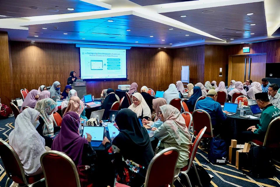 BINCANG LANSKAP PENDIDIKAN: Guru-guru mengambil bahagian dalam membincang dan membayangkan masa depan pendidikan madrasah di Singapura.