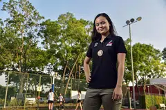 WAKILI NEGARA DI PERSADA DUNIA: Pada Julai lalu, Siti Nurshawallah (atas) berpeluang menyarung jersi negara di Piala Dunia Bola Jaring di Liverpool, England - hanya lima bulan selepas melahirkan anak bongsunya. - Foto BM oleh DESMOND WEE