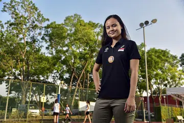WAKILI NEGARA DI PERSADA DUNIA: Pada Julai lalu, Siti Nurshawallah (atas) berpeluang menyarung jersi negara di Piala Dunia Bola Jaring di Liverpool, England - hanya lima bulan selepas melahirkan anak bongsunya. - Foto BM oleh DESMOND WEE