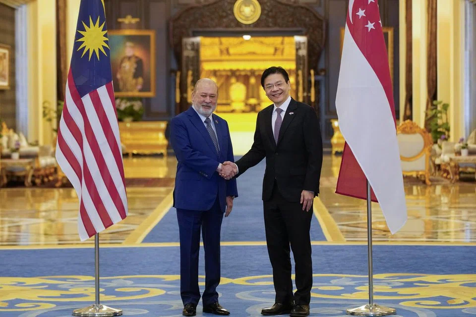 Perdana Menteri Lawrence Wong (kanan) bersama Yang di-Pertuan Agong Malaysia, Sultan Ibrahim, di Istana Negara pada 7 Januari.