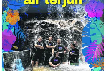 Kelab Air Terjun yang terdiri daripada bapa-bapa Singapura (tengah) dan Encik Muhammad Muttaqin Ahmad Razman, pemuda Malaysia (kiri) adalah antara pemburu air terjun Malaysia.