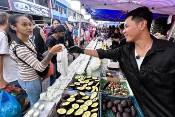 Encik Razzuan berkata hampir separuh daripada pelanggannya khususnya di Pasar Malam Permas Jaya setiap Ahad terdiri daripada warga Singapura yang datang semata-mata untuk membeli minuman yang dijualnya.
