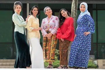 BAJU RAYA IKUT ZAMAN: Pelbagai fesyen dan beraneka warna mengikut selera. Baju Raya tradisional terus segar setiap ketibaan Aidilfitri. - Foto BM oleh HASIF AZMI
