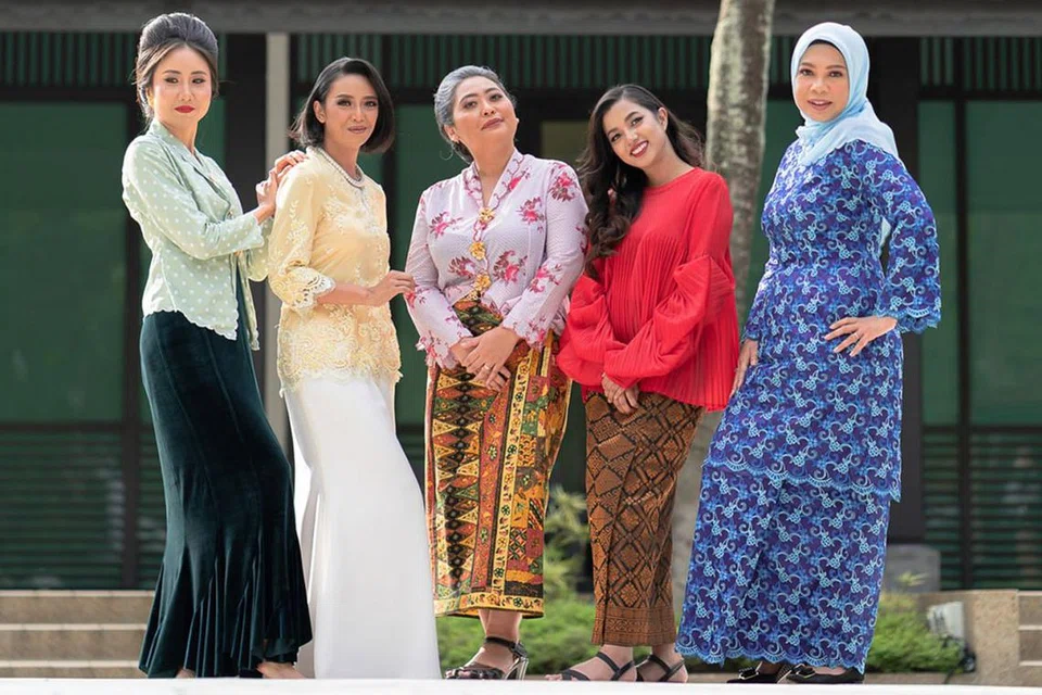 BAJU RAYA IKUT ZAMAN: Pelbagai fesyen dan beraneka warna mengikut selera. Baju Raya tradisional terus segar setiap ketibaan Aidilfitri. - Foto BM oleh HASIF AZMI