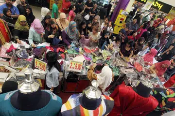 Sepuluh daripada 14 kategori jualan runcit  menguncup dari tahun ke tahun, termasuk pakaian dan kasut.