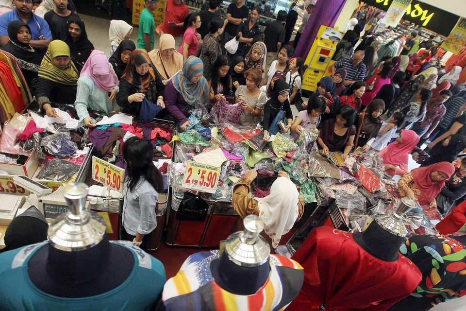 Sepuluh daripada 14 kategori jualan runcit  menguncup dari tahun ke tahun, termasuk pakaian dan kasut.