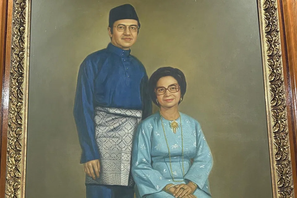 Potret Perdana Menteri Malaysia keempat, Tun Dr Mahathir Mohamad, dan isteri, Tun Dr Siti Hasmah Mohd Ali, menyambut kunjungan pelawat ke Galeria Sri Perdana, Kuala Lumpur. 