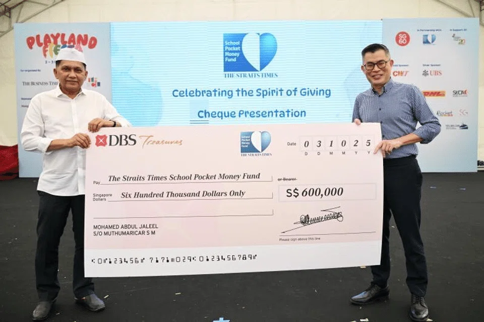 Pengerusi STSPMF merangkap editor The Straits Times, Encik Jaime Ho (kanan), menerima cek bernilai $600,000 untuk STSPMF sempena memperingati SG60, daripada pengasas dan Ketua Pegawai Eksekutif Kumpulan MES, Encik Mohamed Abdul Jaleel. Ini merupakan sumbangan tahunan beliau yang ke-13.