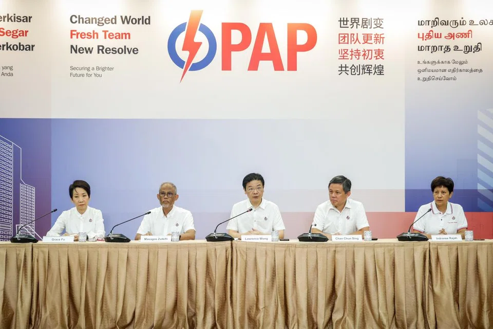 Perdana Menteri, Encik Lawrence Wong (tengah), dalam sidang media yang diadakan di ibu pejabat PAP pada 23 April. Bersama beliau ialah (dari kiri) Menteri Kemampanan dan Sekitaran, Cik Grace Fu; Menteri Pembangunan Sosial dan Keluarga, Encik Masagos Zulkifli Masagos Mohamad; Mayor Majlis Pembangunan Masyarakat (CDC) North West, Encik Alex Yam; Menteri Pendidikan, Encik Chan Chun Sing; dan Menteri di Pejabat Perdana Menteri, Cik Indranee Rajah.