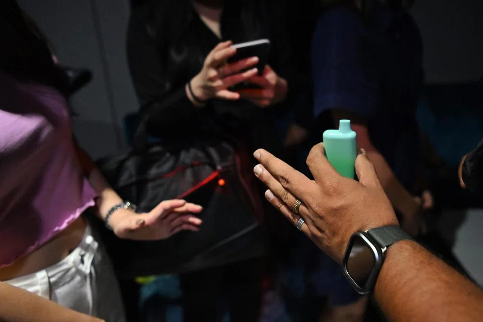 DIHARAMKAN: Pemilikan, penggunaan atau pembelian ‘e-vaporiser’ atau ‘vape’ diharamkan di Singapura dan mereka yang ditangkap melakukan kesalahan itu boleh didenda sehingga $2,000.