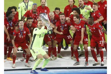 JUARA LAGI: Pemain Bayern Munich meraihkan piala keempat mereka musim ini dengan menjulang Piala Super Uefa selepas menumpaskan Sevilla 2-1. - Foto EPA-EFE