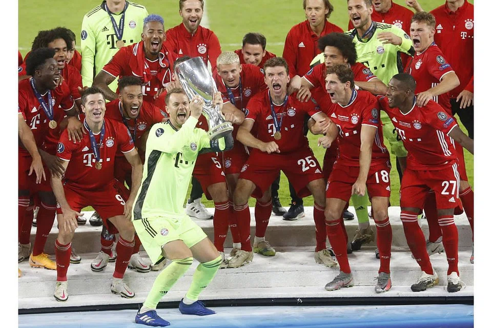 JUARA LAGI: Pemain Bayern Munich meraihkan piala keempat mereka musim ini dengan menjulang Piala Super Uefa selepas menumpaskan Sevilla 2-1. - Foto EPA-EFE