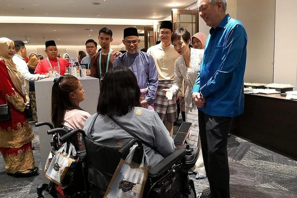 BERAMAH TAMAH: Para hadirin berpeluang mendekati pemimpin negara dan masyarakat seperti (berdiri dari kanan) Encik Teo Chee Hean, Cik Rahayu Buang, Cik Grace Fu, Encik Esa Masood dan Encik Masagos Zulkifli. 