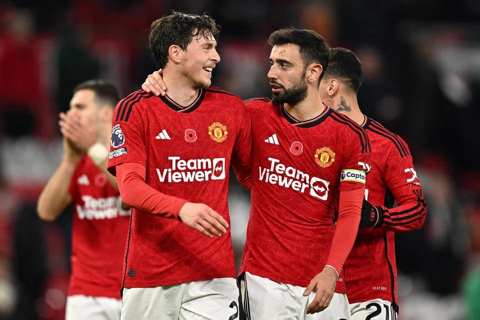 PERLU TERUS FOKUS: Pengurus United, Erik Ten Hag, tidak mahu pemain Manchester United (bawah) memikirkan keadaan yang menimpa Everton mahupun masalah kecederaan yang menghantui kelab itu, sebaliknya fokus kepada tugasan. 