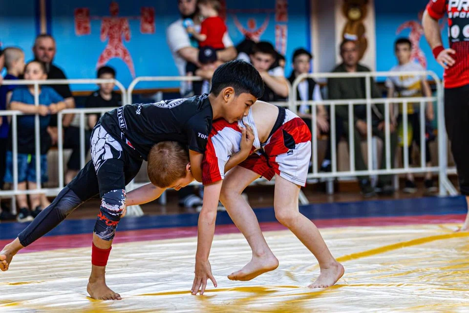 WARGA PERTAMA: Pada usia sembilan tahun, Rumi Rangkayo Noorman (kiri) dipercayai merupakan warga Singapura pertama yang menyertai kejohanan sukan gusti, atau ‘grappling’ di Dagestan, Russia.