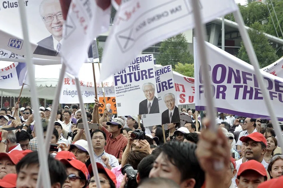Penyokong Presiden Dr Tony Tan Keng Yam membawa sepanduk pada hari penamaan calon Pilihan Raya Presiden 2011. Beliau mengalahkan tiga calon lain dalam pilihan raya itu. 