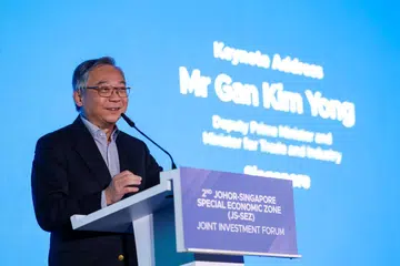 Semasa berucap di Forum Pelaburan Bersama Zon Ekonomi Khas Johor-Singapura (JS-SEZ) Kedua yang diadakan di Pusat Konvensyen dan Ekspo Sands pada 14 Oktober, Timbalan Perdana Menteri merangkap Menteri Perdagangan dan Perusahaan, Encik Gan Kim Yong, mengetengahkan inisiatif JS-SEZ itu menawarkan lokasi unik untuk pelabur dan dibina berdasarkan kekuatan pelengkap kedua-dua ekonomi Singapura dan Malaysia.