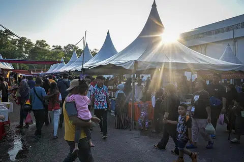 Suasana meriah dengan ramai pembeli di bazar Perling Mall.