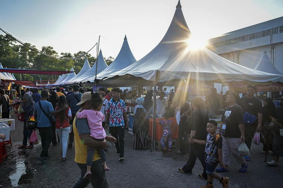 Suasana meriah dengan ramai pembeli di bazar Perling Mall.