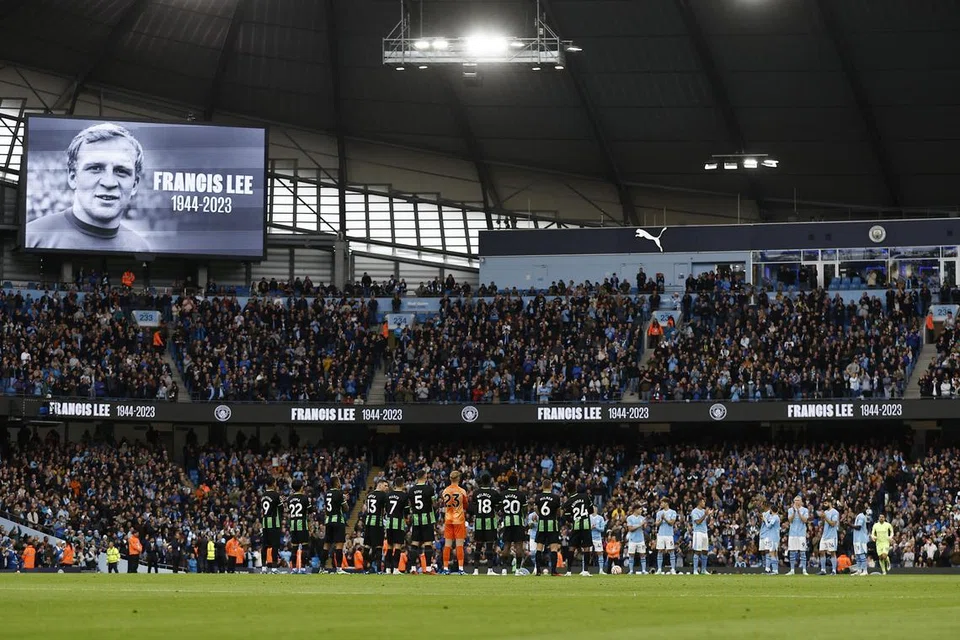 BERI PENGHARGAAN: Mendiang pemain Manchester City, Francis Lee, turut mendapat penghargaan.