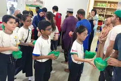 Pelajar Sekolah Rendah FuHua ketika menyertai program agihan bubur Ramadan kepada jemaah Masjid Hasanah untuk memupuk nilai prihatin sempena Ramadan 2025.