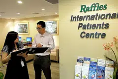 MEMANFAAT PENGGUNAAN BAHASA: Dr Abdul Razakjr berbincang dengan Penolong Pengurus Pusat Pesakit Antarabangsa, Cik Melly Soenarko, untuk memastikan pesakit berbahasa Melayu dibantu dengan kakitangan yang juga boleh berbahasa Melayu. - Foto BM oleh KHALID BABA