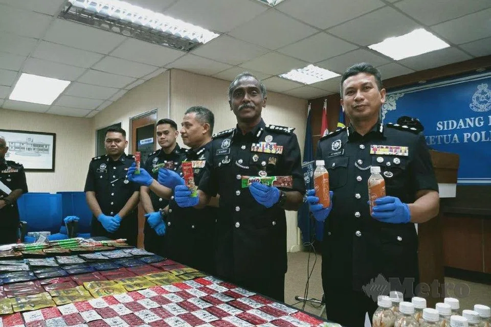 Ketua Polis Johor, Pesuruhjaya M Kumar (dua dari kanan), menunjukkan paket minuman berjenama yang dibungkus semula bersama dadah yang dirampas. 